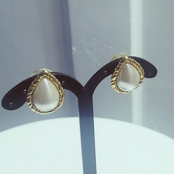 Teardrop Faux Pearl Clip on Earrings. 🌴 - Picture 5 of 5
